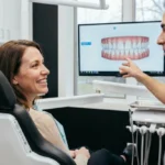 Paciente mostrando Clear Braces discretos durante una consulta de ortodoncia en Virginia.