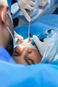 Dentista realizando un tratamiento de root canal en la boca de una paciente