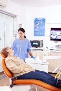 Paciente mujer lista para comenzar su proceso de partial dentures