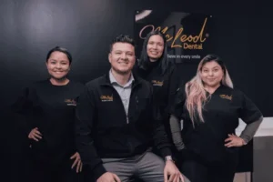 Equipo de McLeod Dental posando en las instalaciones de su clínica dental en Vienna, Virginia. 