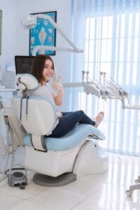 Paciente de McLeod Dental sonriendo después de haberse sometido a tratamiento de inlays