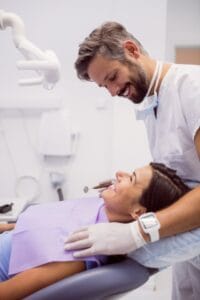 Dentista de McLeod Dental explicando el proceso de tratamiento de inlay