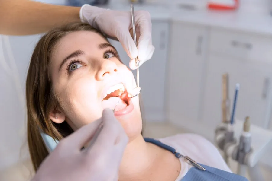 Paciente latina siendo atendida para limpieza dental en McLeod Dental