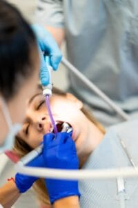 Paciente de McLeod Dental durante proceso de endodoncia en clínica