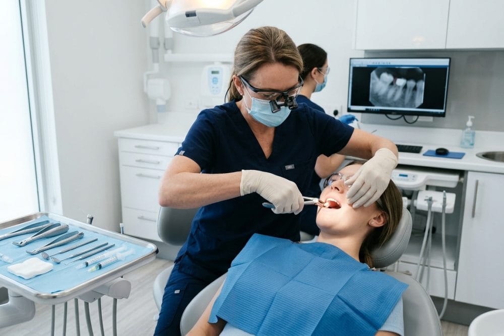 ¿Cuándo necesitas una extracción dental? Una extracción dental puede ser necesaria cuando el diente está dañado, infectado o provoca dolor que no puede resolverse con otros tratamientos. Dolor dental intenso o persistente Infección o inflamación en la encía Diente muy dañado o fracturado Caries avanzada que no puede tratarse Muelas del juicio con molestias proceso extraccion dental Vienna Virginia dentista tratamiento seguro McLeod