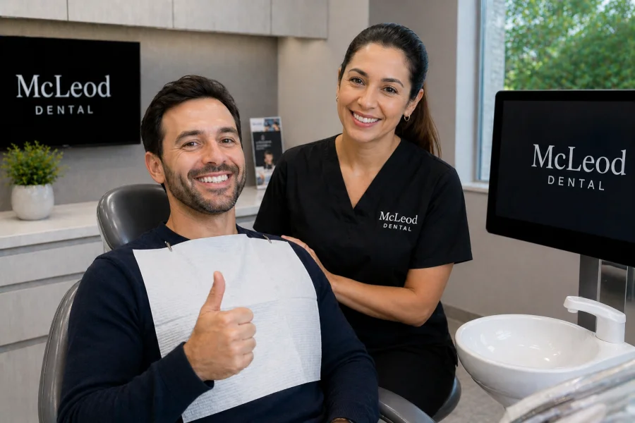 Paciente sonriendo después de una limpieza dental profesional en Woodbridge, Virginia