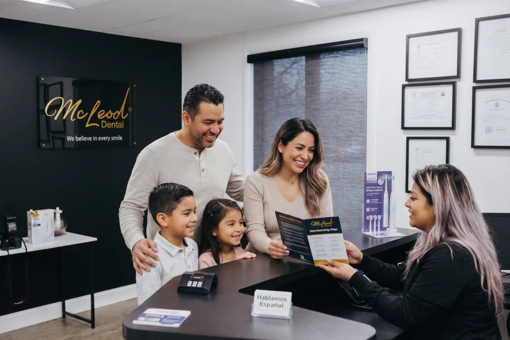 Familia recibiendo información sobre planes de membresía dental en McLeod Dental