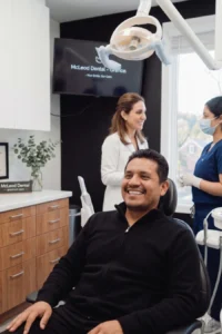 Paciente mostrando una sonrisa saludable después de restaurar un diente con un inlay dental