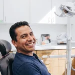 Paciente mostrando una restauración dental con inlay en una clínica moderna de Virginia