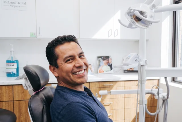 Paciente mostrando una restauración dental con inlay en una clínica moderna de Virginia
