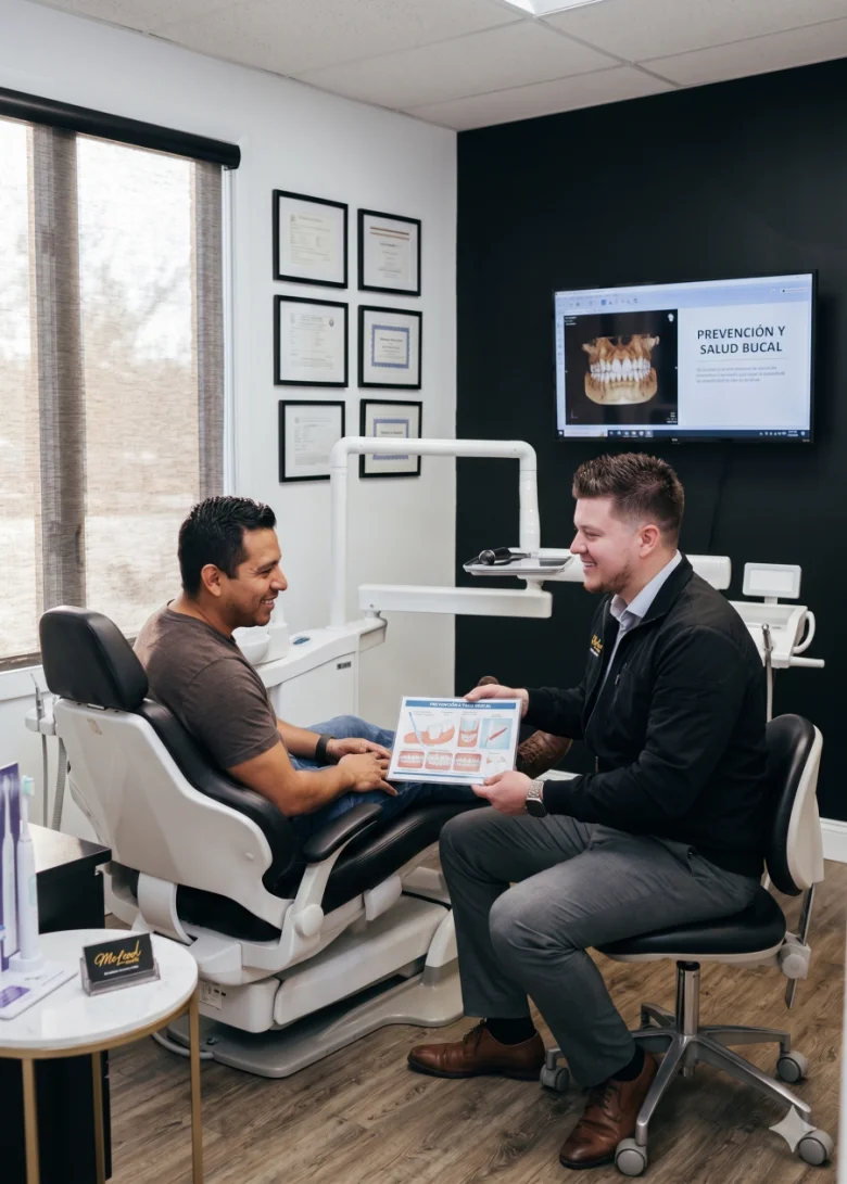Paciente adulto recibiendo asesoramiento sobre su plan dental preventivo en McLeod Dental