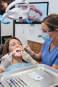 Dentista revisando el estado de un inlay dental durante una visita de control