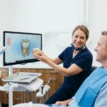 Dentista explicando cuánto puede durar un Root Canal