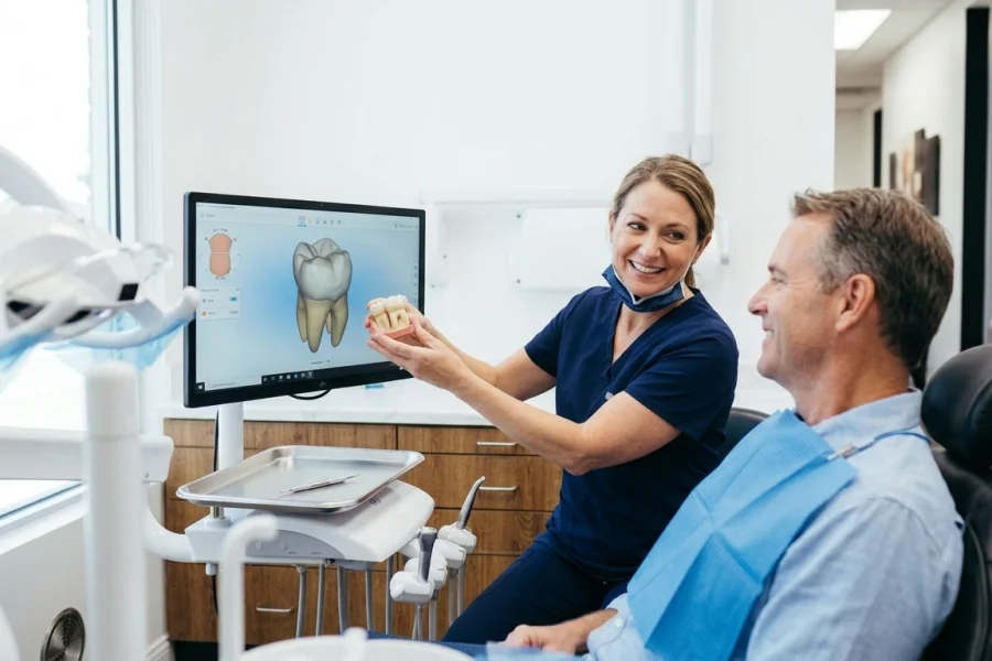 Dentista explicando cuánto puede durar un Root Canal