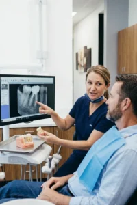 Dentista explicando los factores que influyen en la duración de una endodoncia