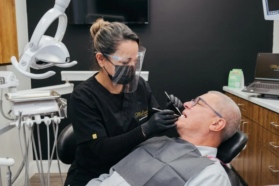 Profesional de McLeod Dental atendiendo a un paciente en consulta