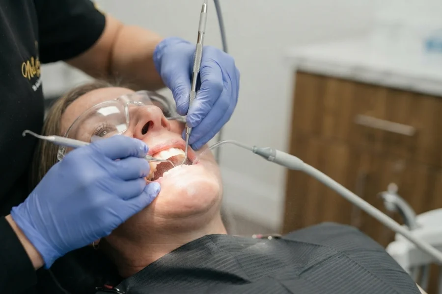 Procedimiento de limpieza dental profunda y cuidado periodontal