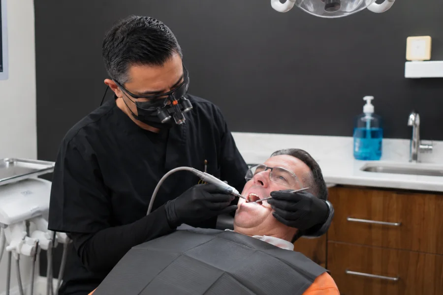 Dentista realizando el procedimiento de un empaste dental