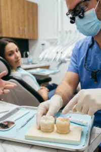 Comparación entre un empaste dental de composite y una corona dental de porcelana.