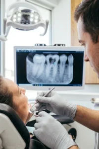 Dentista evaluando una caries para determinar el tratamiento más adecuado antes de realizar un empaste.