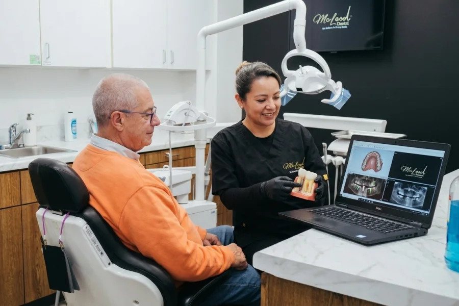 Paciente durante una consulta de rehabilitación oral e implantes dentales en McLeod Dental