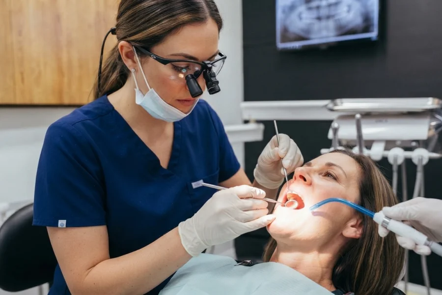 Diente dañado durante una evaluación para una restauración dental