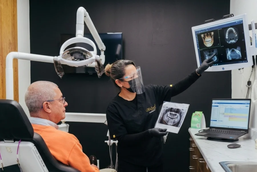 Profesional de McLeod Dental realizando una valoración dental con tecnología digital