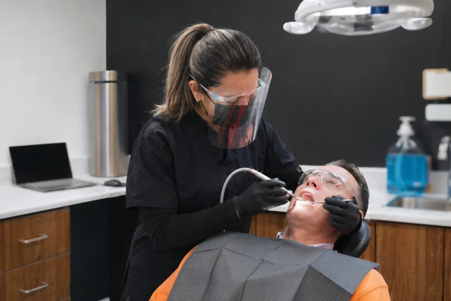 Dentista realizando un tratamiento de empaste dental para tratar una caries