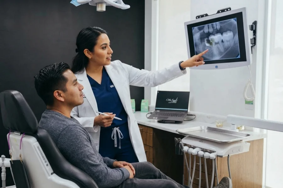 Dentista evaluando un diente dañado antes de una posible extracción dental
