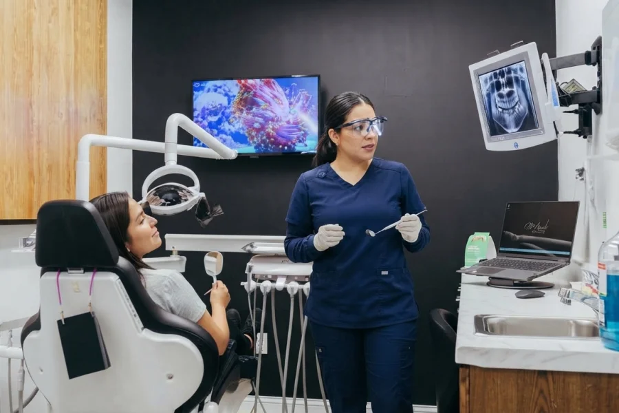 Dentista evaluando un diente que necesita una endodoncia