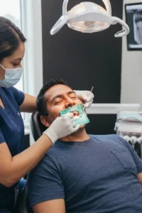 Dentista realizando la limpieza de los conductos durante una endodoncia