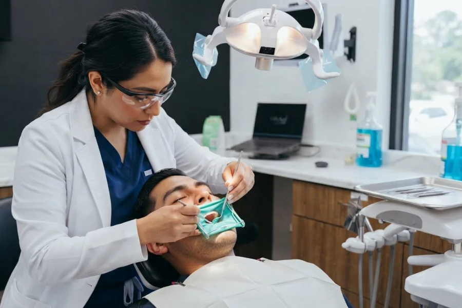 Dentista realizando un procedimiento de extracción dental con anestesia local