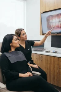 Paciente y dentista planificando un tratamiento de estética dental