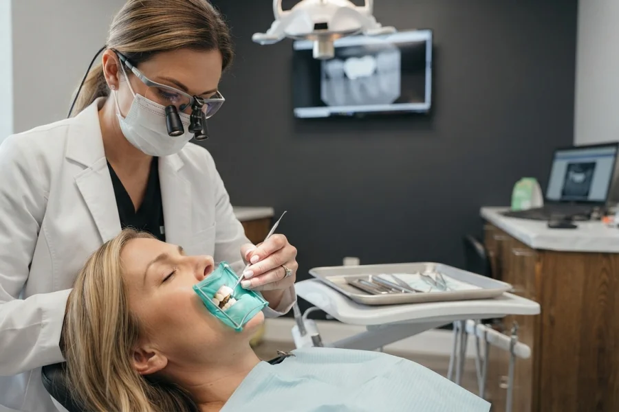 Dentista restaurando un diente después de una endodoncia